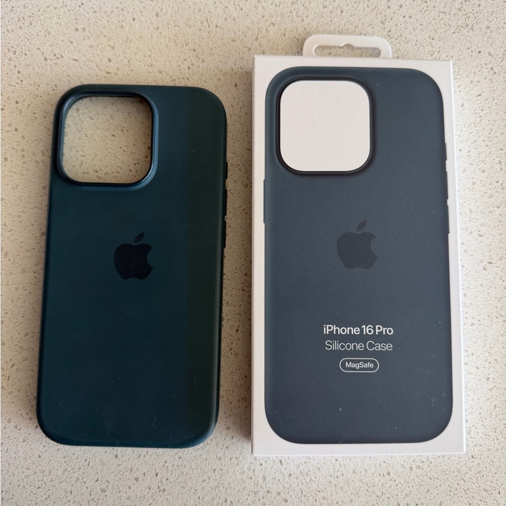 Apple iPhone 16 Pro Silicone Case - Midnight Green